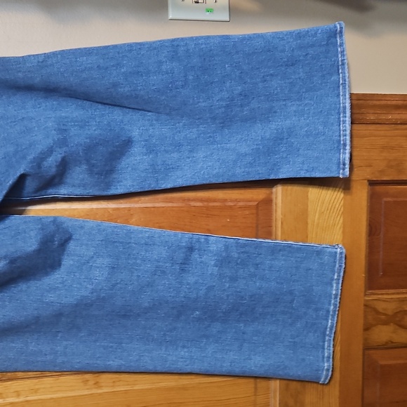 Just Black Patch Pocket Wide-Leg Crop High-Rise Jeans - Picture 8 of 13